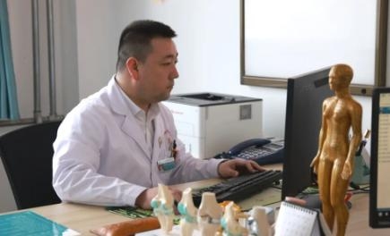【榜样就在身边】郭胡日查：用医术点亮蒙医之光