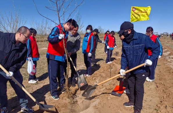 苏尼特右旗综合高级中学开展植树劳动教育活动