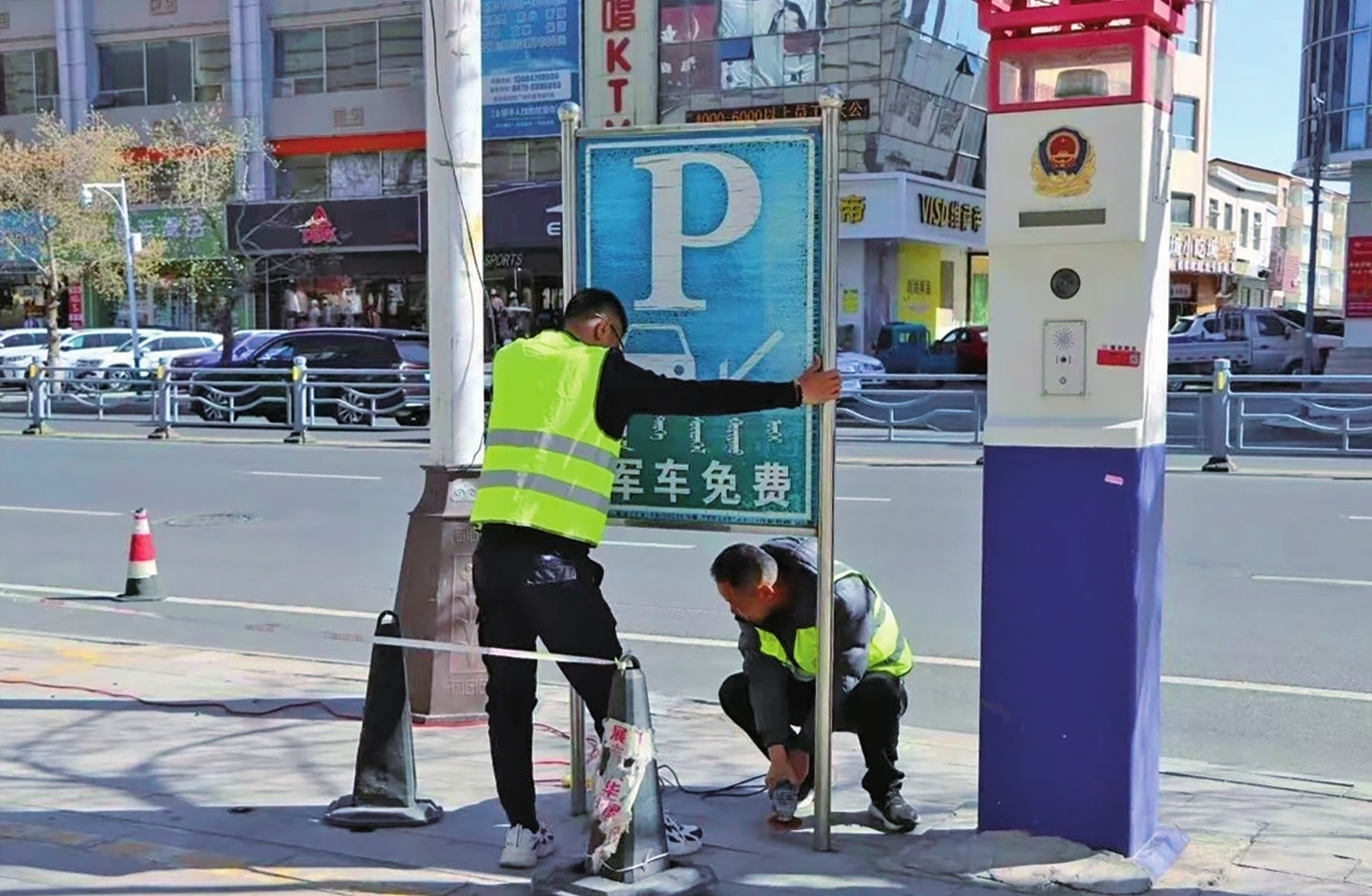 提升城市形象拆除违规广告牌